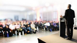 Wer eine gelungene Rede halten will, sollte diese im Vorfeld gründlich vorbereiten. (Bild: Thaut Images - stock.adobe.com)