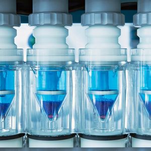 Automatisierte Kontrolle der Herstellung einer Lösung in einem Labor in Darmstadt (Bild:  Merck)