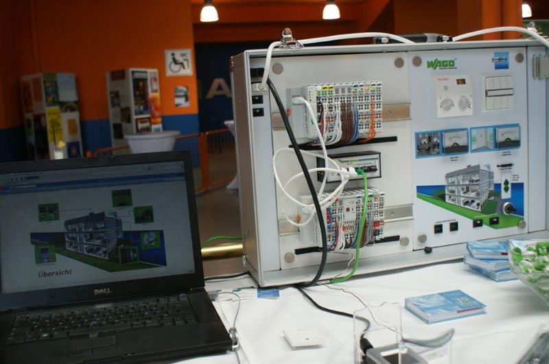 ...präsentierte die Controlware GmbH in einem Koffer mit angeschlossenem Laptop eine Management-Software, mit der sich jede, an ein Netz angeschlossenen Gebäudetechnik verwalten lässt. Das Rechenzentrum ist hier lediglich einer von vielen Bereichen.  (Archiv: Vogel Business Media)