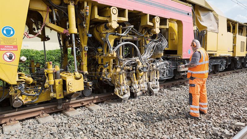 Auf der einen Seite rund 60 Mitarbeiter und auf der anderen Seite schwere Maschinen, Bagger, Schotterpflüge und Umbauzüge  zu koordinieren ist keine einfache Aufgabe. (VDI / Fabian Stürtz)