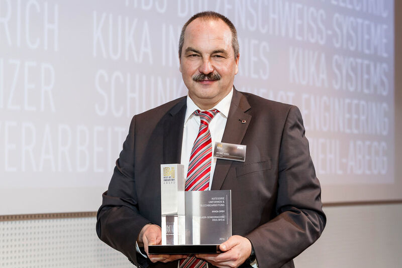 Michael Honig von der Amada GmbH ist stolz auf den Award in der Kategorie Umformung & Blechbearbeitung. Das Unternehmen gewann mit der Entwicklung der Faserlaser-Schneidmaschine Ensis 3015AJ. (Bild: Stefan Bausewein/VBM)