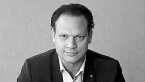 Jascha Bräuer, Leiter Autobörse.de, Openbank Deutschland (Bild: Openbank Deutschland / mit KI bearbeitet)