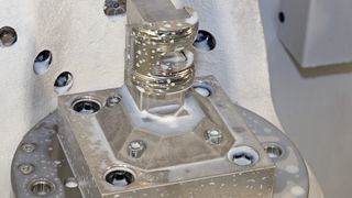 Live-Fertigung auf der Roadshow: kurze Unterbrechung des Schruppens für ein Foto. (Bild: Reinhardt)