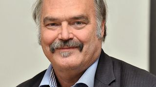 Dr. Engelbert Schramm ist Mitbegründer des ISOE – Institut für sozial-ökologische Forschung in Frankfurt am Main und seit April 2014 Mitglied der Institutsleitung. Bis März 2014 leitete er den Forschungsschwerpunkt Wasserinfrastruktur und Risikoanalysen an dem Institut, das zu den führenden unabhängigen Instituten der Nachhaltigkeitsforschung gehört. (JuergenMai.de/ISOE)