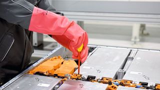 Demontage einer Lithium-Ionen-Batterie. (Volkswagen)