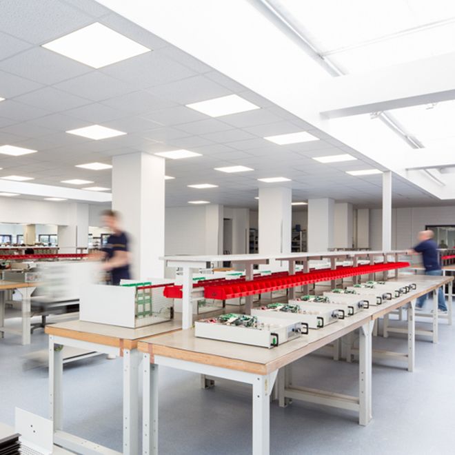 fertigung_geraetemontage_01.jpg (EA Elektro-Automatik GmbH & Co. KG)