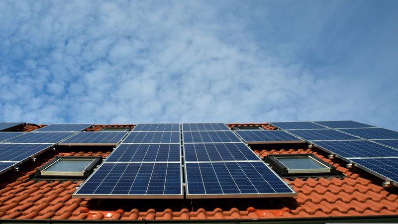 Solaranlage auf dem Dach (Symbolbild)(Bild:  ulleo /  Pixabay)
