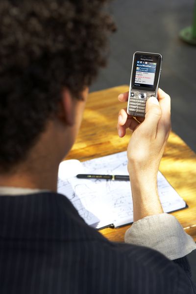 In der Farbe »Warm Silver« wird das Triband-Gerät K530i zu haben sein. (Archiv: Vogel Business Media)