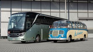 Der Setra S 8 von Kässbohrer setzt 1951 neue Maßstäbe in der Omnibusbranche. Aktuell baut Daimler Benz Truck in Form des S 516 HDH die sechste Generation selbsttragender Omnibusse.  (Bild: Daimler Truck AG)
