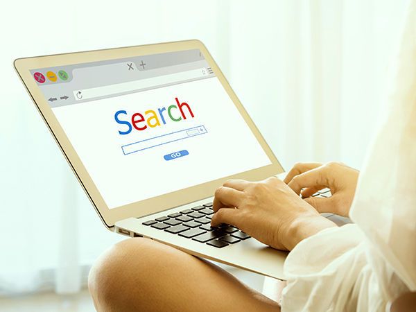 1/5: 50 Millionen Euro – Dem Internetgiganten Google geht es an den KragenJanuar 2019: Die französische Datenschutzbehörde CNIL verhängte ihre erste DSGVO-Buße gegen Google und damit das bisher größte Bußgeld in der Geschichte des europäischen Datenschutzes: 50 Millionen Euro. Die Behörde wirft Google zwei Verstöße gegen die europäische DSGVO vor. Die wesentlichen Datenschutzinformationen seien auf mehrere Dokumente verteilt und könnten so von Laien gar nicht oder nur schwer gefunden werden. Das verstoße gegen das Prinzip der Transparenz. Des Weiteren sind die Angaben von Google, selbst wenn sie komplett aufgefunden wurden, zu ungenau, um dem Nutzer wirkliche Informationen über die Zwecke der Datenerhebung zu vermitteln. Darüber hinaus seien die Einstellungsfunktionen für personalisierte Werbung illegal. Die Beschwerde wurde von der Organisation Noyb und von der französischen Organisation La Quadrature du Net eingereicht. Neben dem aktuellen Vorgehen gegen Google hat Noyb kürzlich auch gegen große Streaming-Dienste wie Netflix, Apple Music, Amazon Prime und Spotify ähnliche Beschwerden eingereicht. Die Sanktionen könnten dabei theoretisch noch höher ausfallen als 50 Millionen Euro, da bis zu zwei Prozent des weltweit erzielten Jahresumsatzes als Strafmaß möglich sind. (utah778 - stock.adobe.com)