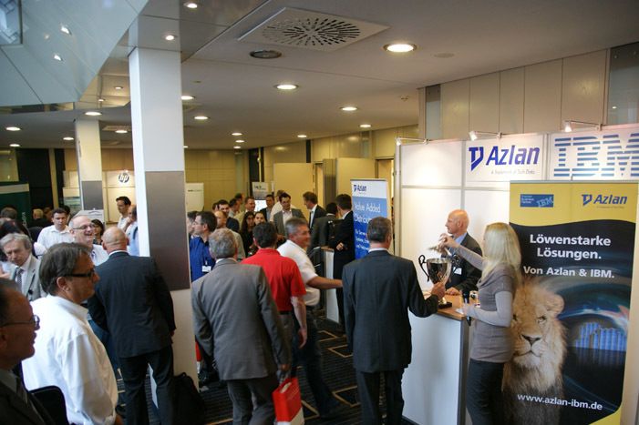 Gespannte Erwartung vor der Verlosung am Stand von IBM und Tech Data Azlan. (Archiv: Vogel Business Media)