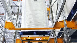 Danone Nutricia installierte in enger Zusammenarbeit mit den Planern und Entwicklern von Still in Hamburg ein modernes Paletten-Kanallager mit automatisierten Stallitenfahrzeugen und kan in Zukunft auf das veränderte Produktionsvolumen im Lager flexibel reagieren. (Bild: Knehr)