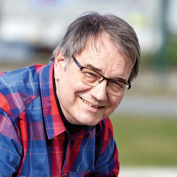 Bild 5: Rudolf Mühlenbein aus der Abteilung Forschung und Entwicklung bei Voestalpine in Siershahn: „Damit wir bei den zahlreichen elektrischen Beschaltungs- und Entschaltungsvorgängen, die bei den Tests und Simulationen durchgeführt werden, keine Zeit verlieren, haben wir uns für die Push-in-Direktstecktechnik von Phoenix Contact entschieden.“ (Bild: Phoenix Contact)