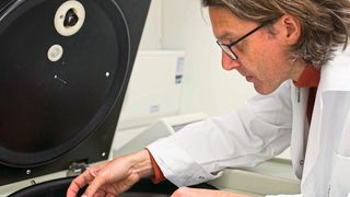 Prof. Steven Jansen demonstriert die Zentrifuge vom Typ „Chinatron“. (Elvira Eberhardt)