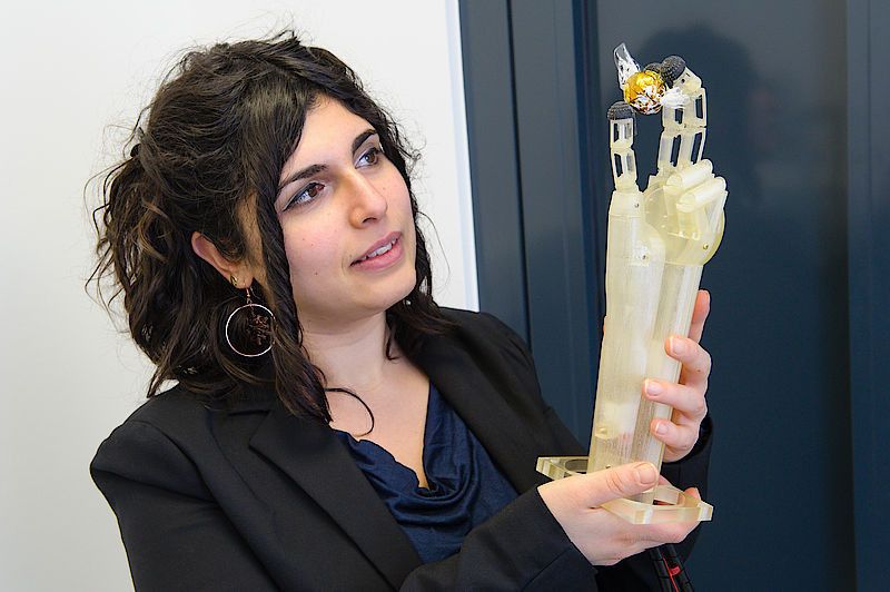 Saarbrücker Ingenieure um Filomena Simone haben eine künstliche Hand entwickelt, die Feingefühl mit Muskeln aus intelligentem Draht zeigt. (Bild: Oliver Dietze)