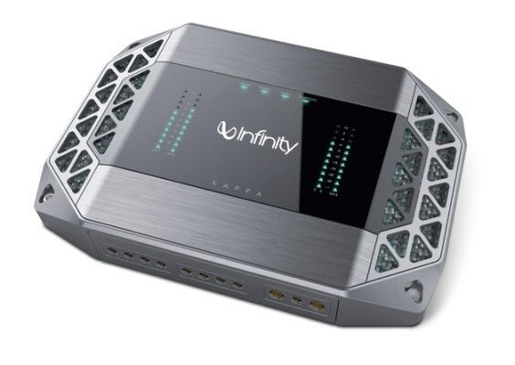 Red Dot Award 2015 - Audio-Verstärker fürs Auto Infinity Kappa Amplifiers von Hersteller Harman International: Die geradlinige, partiell offene Gestaltung des Kappa-Verstärkers gewährt einen Blick auf die Kühlkörper und verbessert die Wärmeableitung. LED-Pegelanzeigen teilen die aktuelle Systemleistung mit. Die Fernbedienung steuert die Freisprecheinrichtung, die Clari-Fi-Funktion zur Verbesserung von digitaler Musik und den Partymodus, der es ermöglicht, dass bis zu drei Personen ihre Playlists teilen. Eine dynamische Bass-Optimierung (DBO) erlaubt feines Bass-Tuning. (Bild: Red Dot)