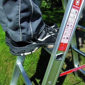 Euroline nutzt Trapezsprossen: Diese sind leicht gewinkelt in die Holme eingebaut, so dass durch das Aufstellen der Leiter eine waagerechte Trittfläche entsteht.