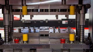 Eine typische Anwendung für Hydraulikantriebe, doch Elektroantriebe holen auf: in Pressen kommen aufgrund der hohen Kräfte klassischerweise Hydraulikantriebe zum Einsatz. Mit dem Aufkommen von Servopressen wandelt sich jedoch das Bild sukzessive. (©Itsanan - stock.adobe.com)