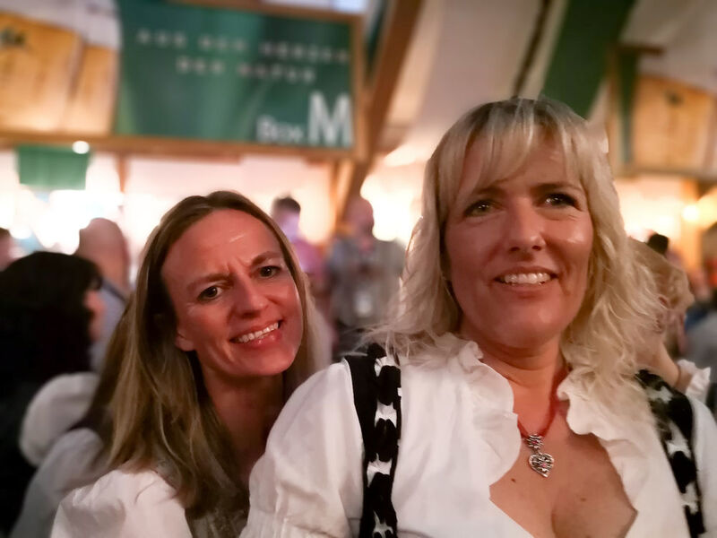 Melanie Döring und Katja Schäfer (v. l. beide COS) ließen es sich gutgehen in der COS-Box M. (COS / IT-BUSINESS)