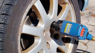 Ein Kunde muss nach einem Reifenwechsel an seinem Fahrzeug die Radmuttern nachdrehen, darauf muss die Werkstatt ihn hinweisen.  (Bild: gemeinfrei)