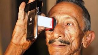 Günstige und breit verfügbare Augendiagnose für Entwicklungsländer: Ein Vorsatzgerät macht das Smartphone zum Augenarzt ( Erick Passos/MIT)