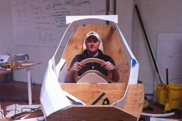 Das C1 von Lit Motors: zwei Gyroskope sorgen dafür, dass der elektrische Zweiradkabinenroller nicht umfallen kann - auch nicht bei einem Unfall (Bild: Lit Motors)