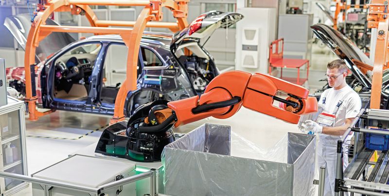Mensch-Roboter-Kooperation bei Audi: Im Werk Ingolstadt arbeitet ein Roboter im Serieneinsatz Hand in Hand mit dem Menschen – und das ohne Sicherheitsabsperrung. (Bild: Audi)