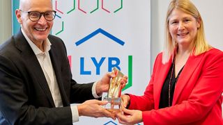 Auf der Preisverleihung am 8. Dezember 2023 in Wesseling hat die 1. VAA-Vorsitzende Dr. Birgit Schwab den Deutschen Chemie-Preis an den Standortleiter Wesseling/Knapsack bei Lyondell Basell Tassilo Bader überreicht. (Bild: Maria Schulz/ VAA)