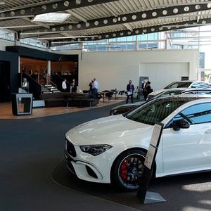Der Showroom wird gerade umgebaut. Doch noch einschneidender sind die Umbauten an der Onlinepräsenz des Unternehmens.(Bild:  Rosenow/»kfz-betrieb«)