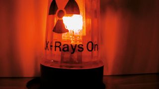 In den meisten Versicherungsverträgen sind Schädigungen durch nukleare Strahlung vom Versicherungsschutz ausgeschlossen.  (Bild: N.Schmitz/Pixelio.de)