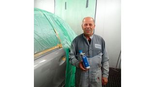 „Den gebe ich nicht mehr aus der Hand.“ Geschäftsführer Fritz Österlen ist überzeugt von den guten Eigenschaften des Lesonal 2K Ultra Air Clear. (Akzo Nobel)