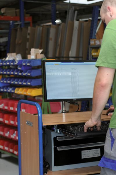 Bild 4: Jeder Mitarbeiter in der Fertigung hat einen eigenen Werkstattwagen, der über WLAN mit einem Terminalserver verbunden ist und die Mitarbeiter mit Informationen und Plänen versorgt. (Bild: S.A.T.)