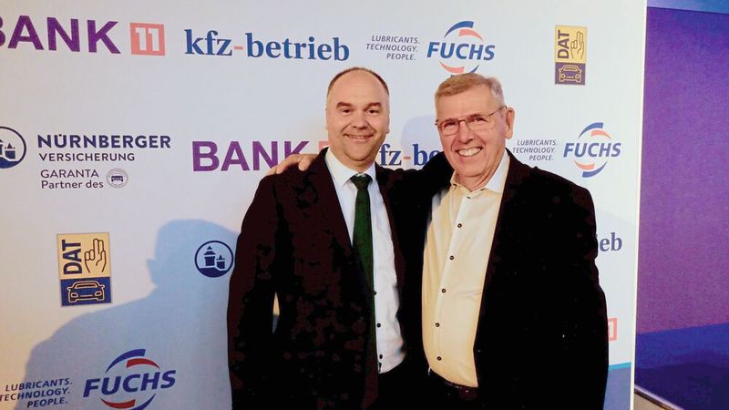 Christian Stettner von der Nürnberger Versicherung mit Johann Bader, Obermeister der Kfz-Innung München und Oberbayern. (Bild: Zietz – »kfz-betrieb«)