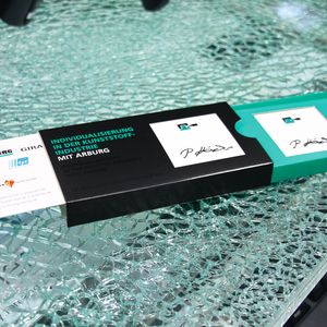 Das individualisierte Arburg-Teil in seiner entsprechenden Verpackungseinheit.