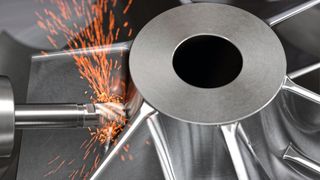 Bei der Bearbeitung hitzebeständiger
Superlegierungen (HRSA) entstehen hohe Temperaturen. (Bild: Sandvik)