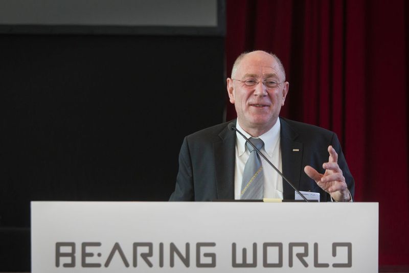 Prof. Gerhard Poll begrüßt die über 200 Teilnehmer des ersten internationalen Lagerkongresses Bearing World. (Bild: Pilar, FVA)