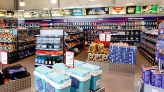 Die gut platzierten Ersatzteile und Zubehörartikel in den Fachmärkten sollen die Kunden zu Spontankäufen einladen.   (Carat)