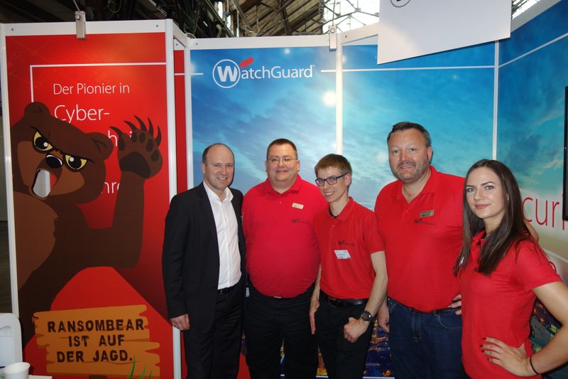 (v. l.) Andreas Stemberg, ALSO, Arndt Gilsoul, Jonas Spieckermann, und Matthias Jessen, WatchGuard, mit Jessica Marcinkowski. (Bild: IT-BUSINESS)