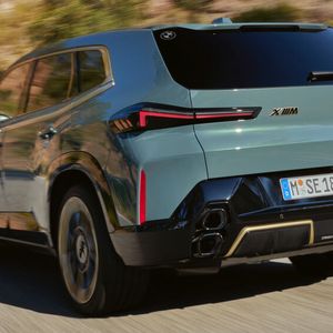 In der Heckscheibe des XM befinden sich links und rechts lasergravierte BMW-Logos. (Bild:  Enes Kucevic/BMW)