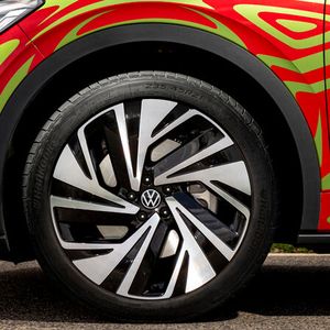 Der ID 5 ist ein feiner Tourer mit ausgewogenen Fahreigenschaften – er ist sportiv, aber nicht zu straff abgestimmt. (Bild:  VW)