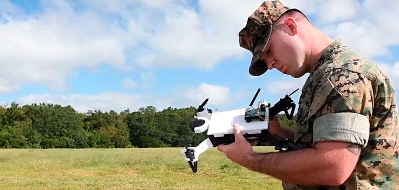 Lance Cpl. Nicholas Hettinga bereitet sich darauf vor, während eines Testfluges in Camp Lejeune eine unbemannte Drohne aus dem 3D-Drucker zu steuern. 
