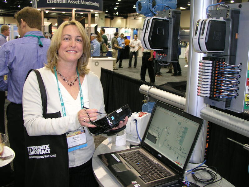 Melody Varga, Comerstone Controls, probiert die neue mobile Workstation aus: „Dieser kleine mobile Computer enthält Funktionen, um Prozesse zu steuern. Dabei werden Alarme und Zustände angezeigt. In die Informationsebene einzelner Anlagenteile kann dabei schnell einezoomt werden.“  (Bild: Jablonski/PROCESS)