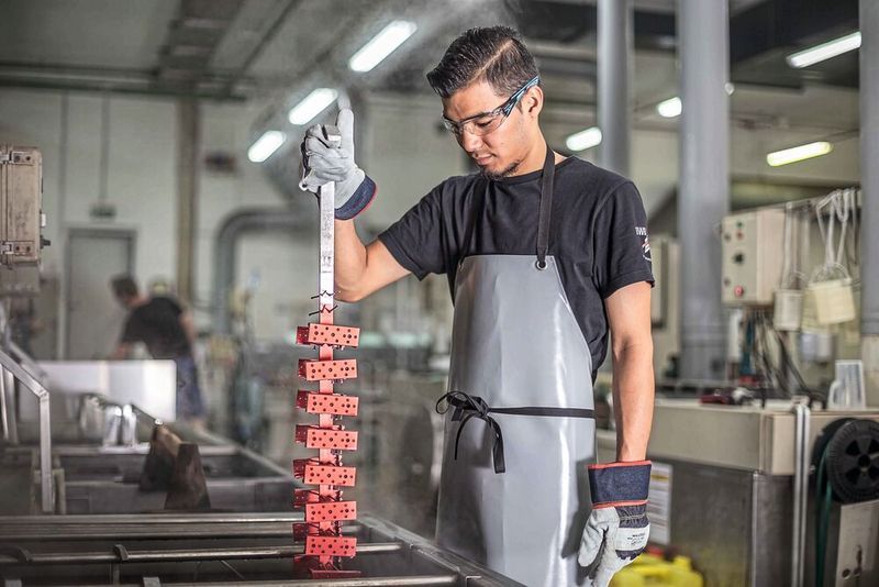 Oberflächentechniker beim Farbeloxieren. (Bild: Ellf GmbH)