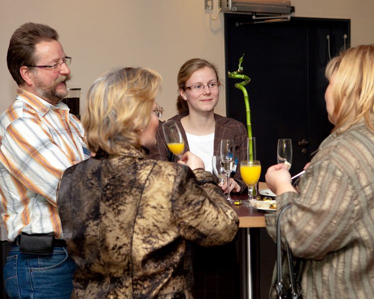 Hermann Smetana und Nicole Mikes von der Firma Mikes Testing Partners im Gespräch mit Sabine Pagler von MicroConsult und Margit Kuther, ELEKTRONIKPRAXIS (Archiv: Vogel Business Media)