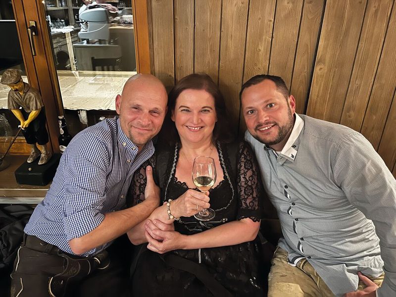 Er hat zwar nicht Golf gespielt, ist aber trotzdem am Abend noch nach Ruhpolding gekommen. Toll! Tim Kartali (r., IONOS) mit Frank Lohmann (Fujitsu) und Lilli Kos (IT-BUSINESS). (Bild: Vogel IT-Medien GmbH)