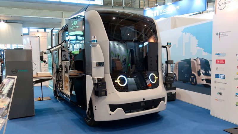 Blinzelte die Besucher freundlich an: Das Konzept „autoCARGO“ ist ein automatisiertes Lieferfahrzeug – es fährt autonom und ein Roboterarm legt die Pakete in die Packstation.  (Bild: Simon/»kfz-betrieb«)