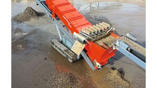 Das neu konstruierte Bürstenband gewährleistet den kontinuierlichen 
Austrag der abgeschiedenen Leichtstoffe. (Bild: Moerschen Mobile Aufbereitung)