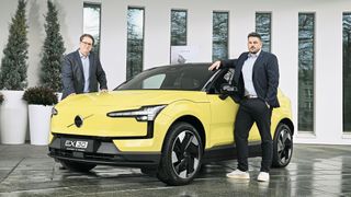 Axel Zurhausen (l.), Manager Online Sales, und Jeroen Kandybowicz, Manager B2B Performance bei Volvo Deutschland, setzen große Erwartungen in den neuen Volvo EX30. (Bild: Christian Bittmann)