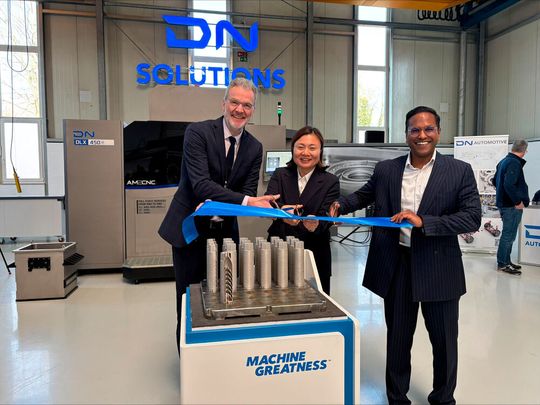 DN Solutions eröffnet das neue Additive Solutions Center Europe in Gütersloh. Abgebildet sind (v. l. n. r.): Markus Kottmann (Erster stellvertretender Bürgermeister der Stadt Gütersloh, CDU), Soonhyo Kwon (Leiterin Additive Manufacturing Korea bei DN Solutions) und Dr.-Ing. Vino Suntharakumaran (Vice President Additive Solutions bei DN Solutions).(Bild:  DN Solutions)