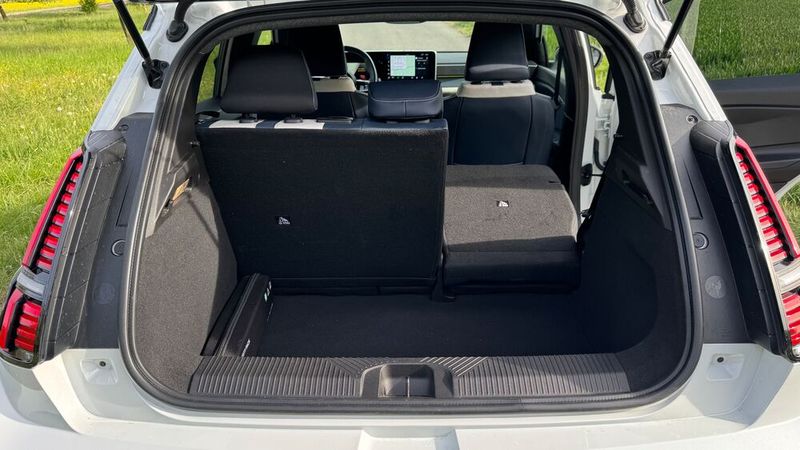 In den Kofferraum passen 326 Liter, bei umgeklappten Rücksitzen sind es 1.106 Liter.  (Bild: Achter – VCG)